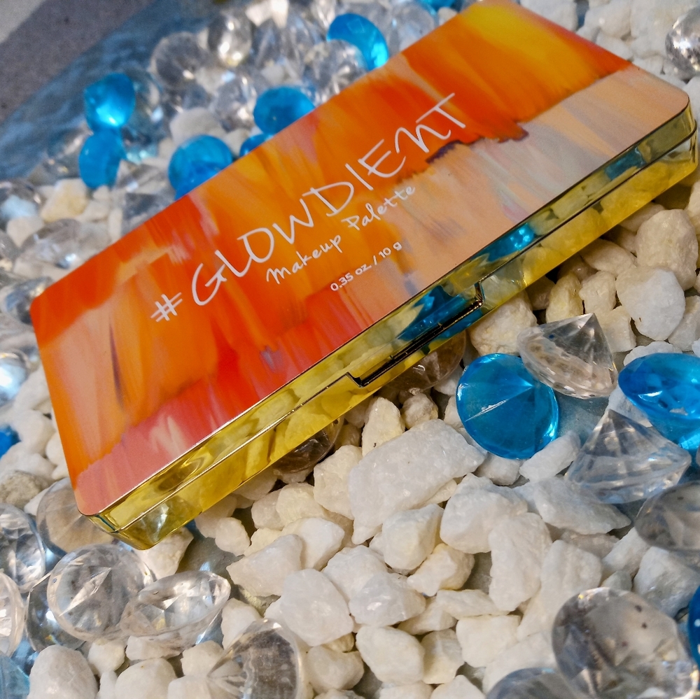 Touch in sol #glowdient makeup palette
